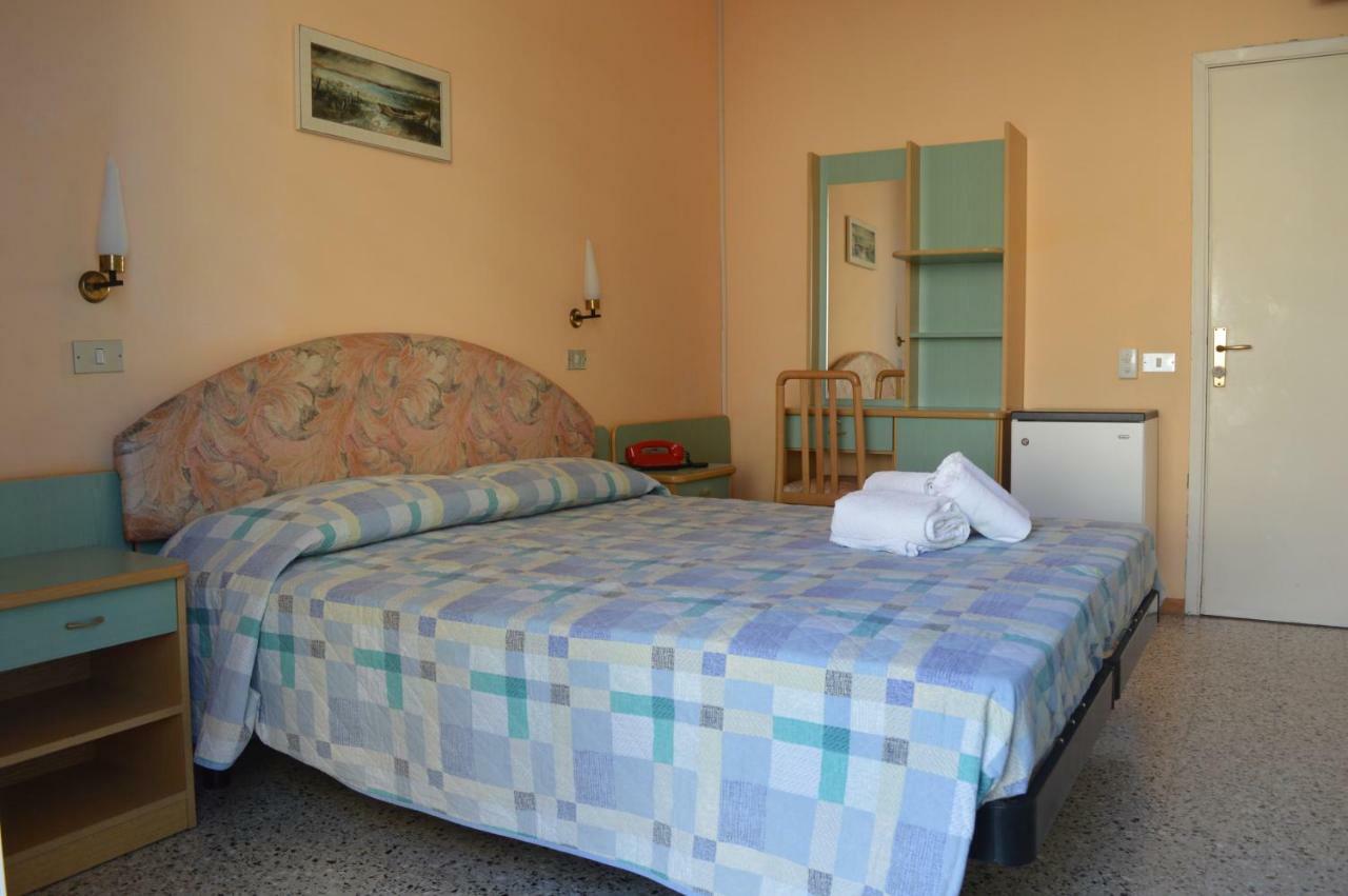 Hotel Lauretta Беллария-Иджеа-Марина Экстерьер фото