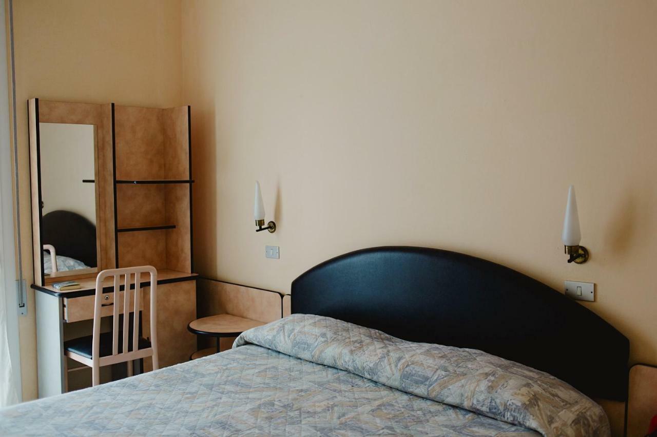 Hotel Lauretta Беллария-Иджеа-Марина Экстерьер фото
