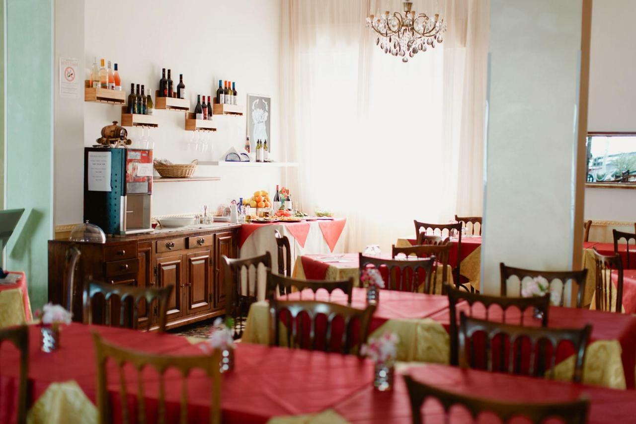 Hotel Lauretta Беллария-Иджеа-Марина Экстерьер фото